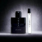 Luxuriöses Luna Rossa Black Parfum-Duftset mit Flakon und Reisezerstäuber vor dunklem Hintergrund