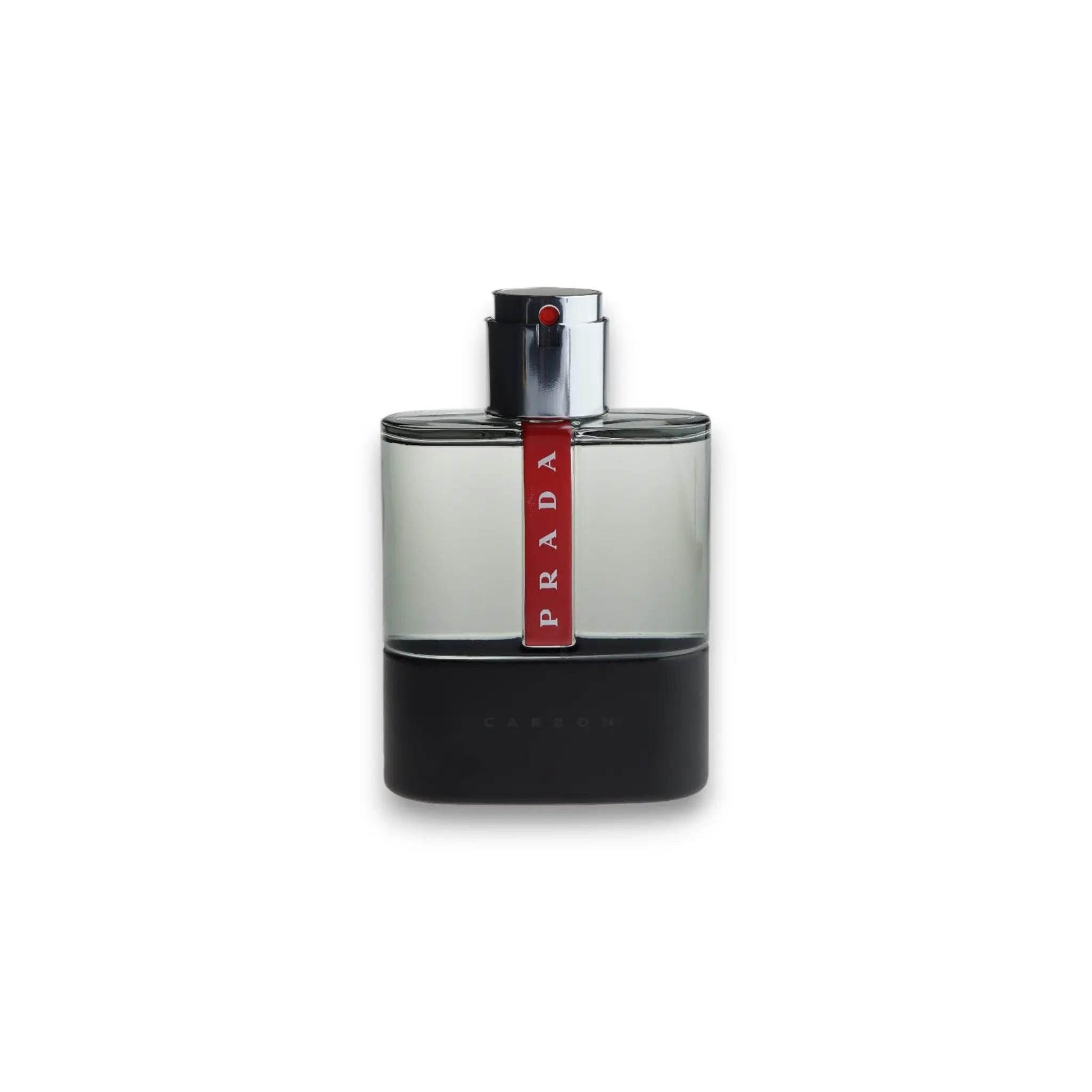 Luxus Parfumflakon mit schwarzem Boden, silbernem Zerstäuber und rotem Etikett