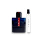 Zwei Designerparfums, ein dunkler Flakon und ein Reisespray mit PRADA Logo, auf weißem Hintergrund.