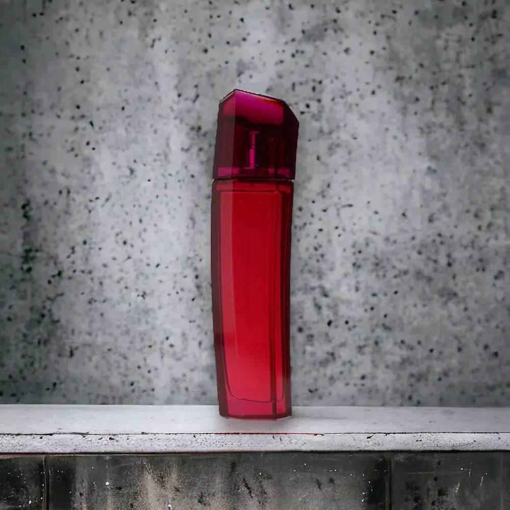 Roter Parfümflakon auf betonartigem Hintergrund, Luxus Duft, modernes Design