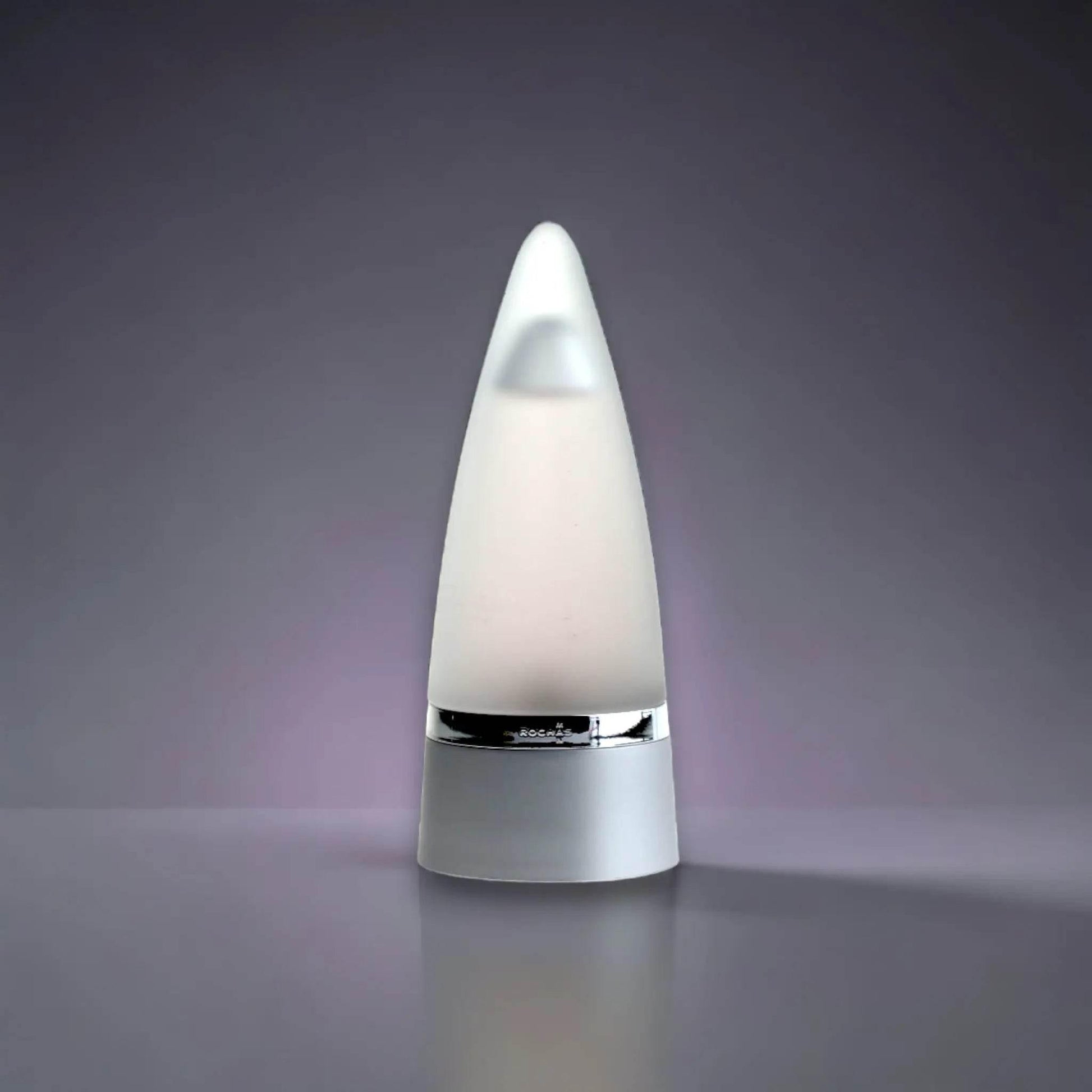 Eleganter Flakon eines Herrendufts Eau de Toilette vor grauem Hintergrund, modern gestaltet.