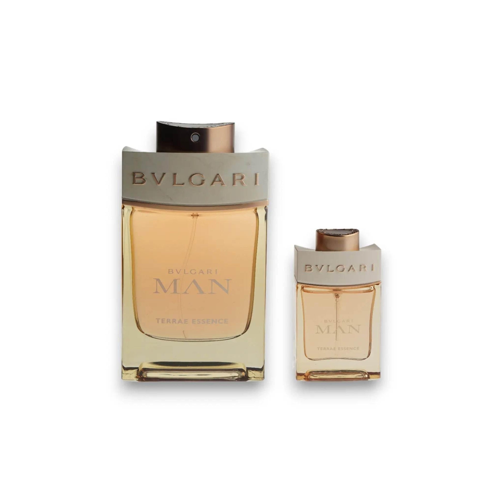 Zwei BVLGARI MAN Terrae Essence Parfümflakons in verschiedenen Größen, auf weißem Hintergrund.