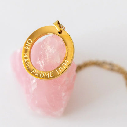 Halskette mit Anhänger | vergoldet | Mantra: Om Mani Padme Hum