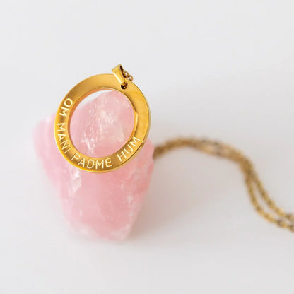 Halskette mit Anhänger | vergoldet | Mantra: Om Mani Padme Hum