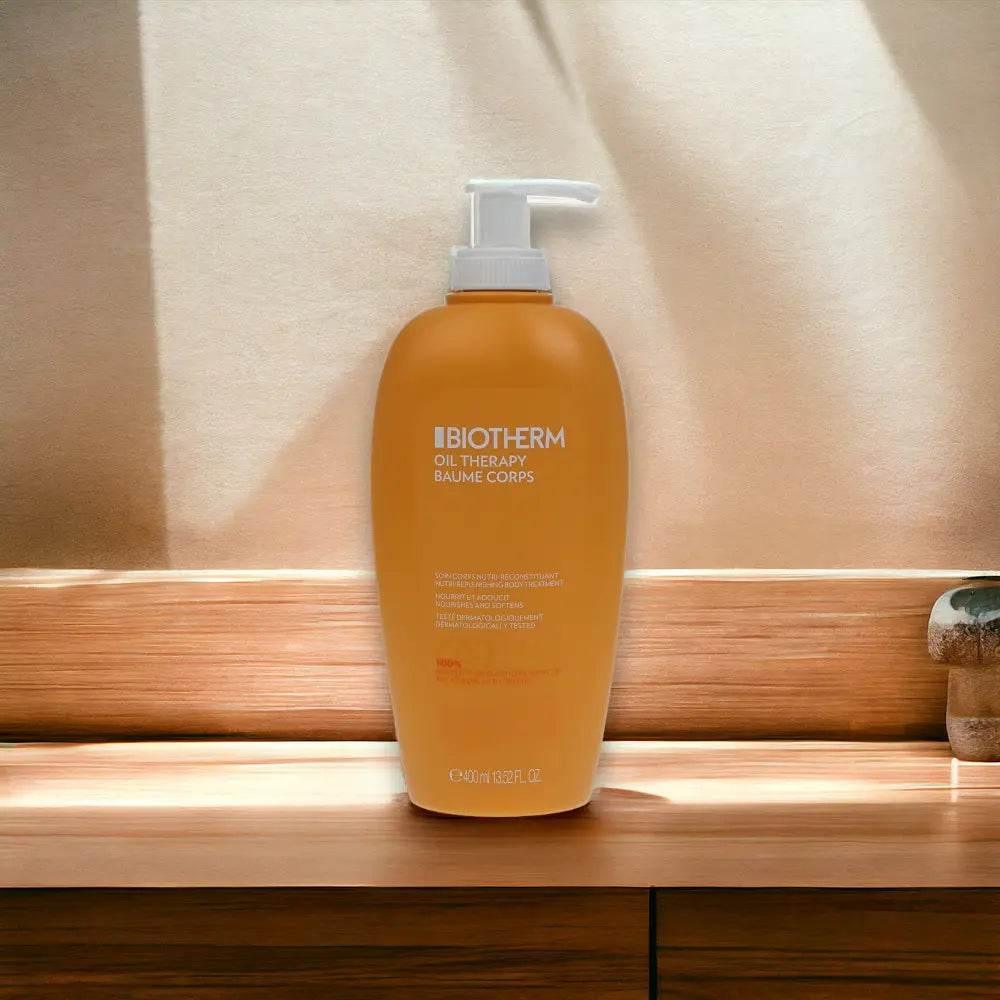 Biotherm Oil Therapy Körperbalsam Flasche auf Holzoberfläche im Licht