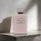 Miss Dior Body Milk Flakon, rosa Körperlotion auf heller Steinfläche, luxuriöse Kosmetik