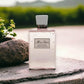 Luxuriöses Duschgel in eckiger Flasche auf Stein, Natur-Hintergrund, Miss Dior Etikett sichtbar