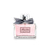 Miss Dior Eau de Parfum Flakon mit rosa Inhalt und silberner Schleife auf weißem Hintergrund