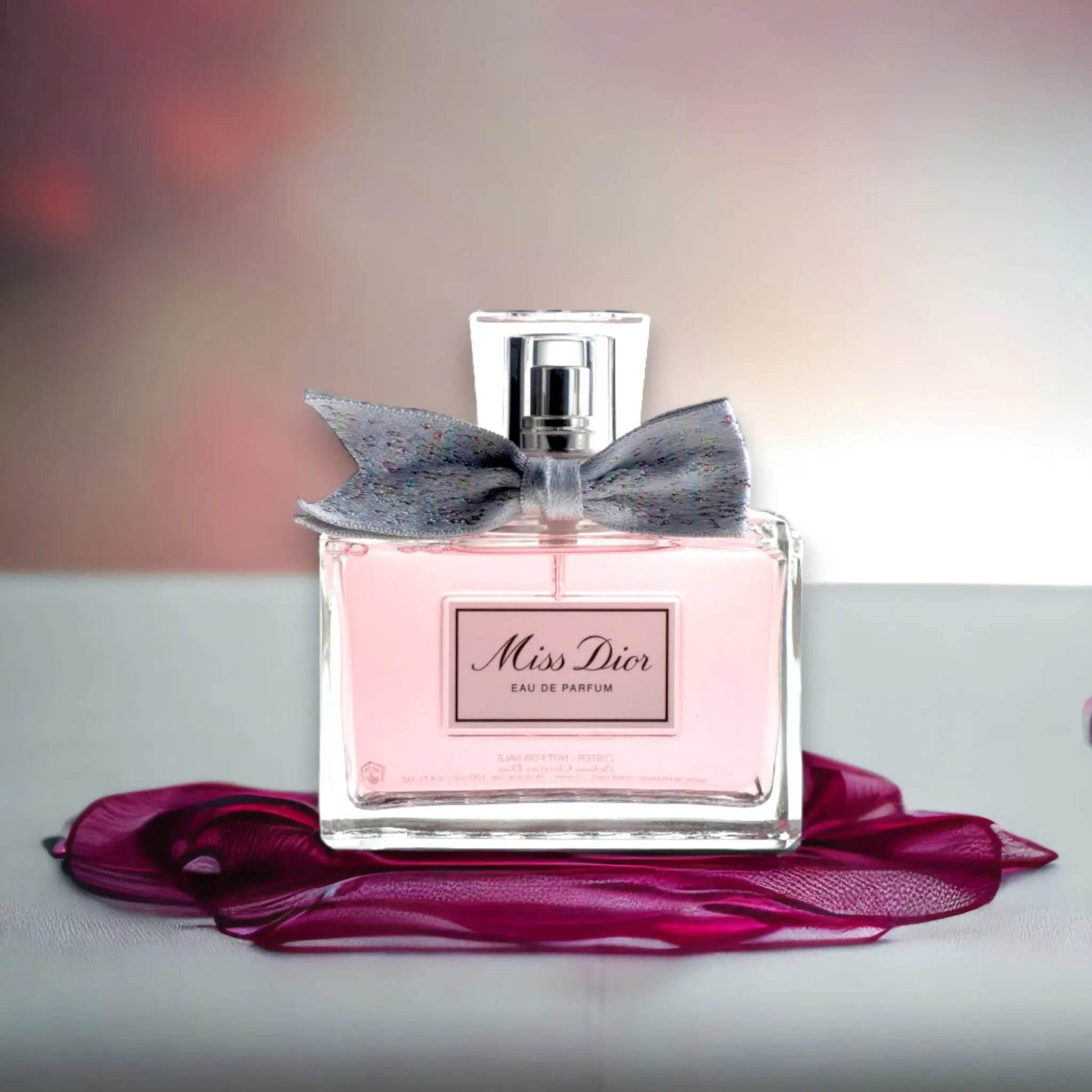 Miss Dior Eau de Parfum Flakon mit Schleife, rosafarbene Flüssigkeit, luxuriöses Design
