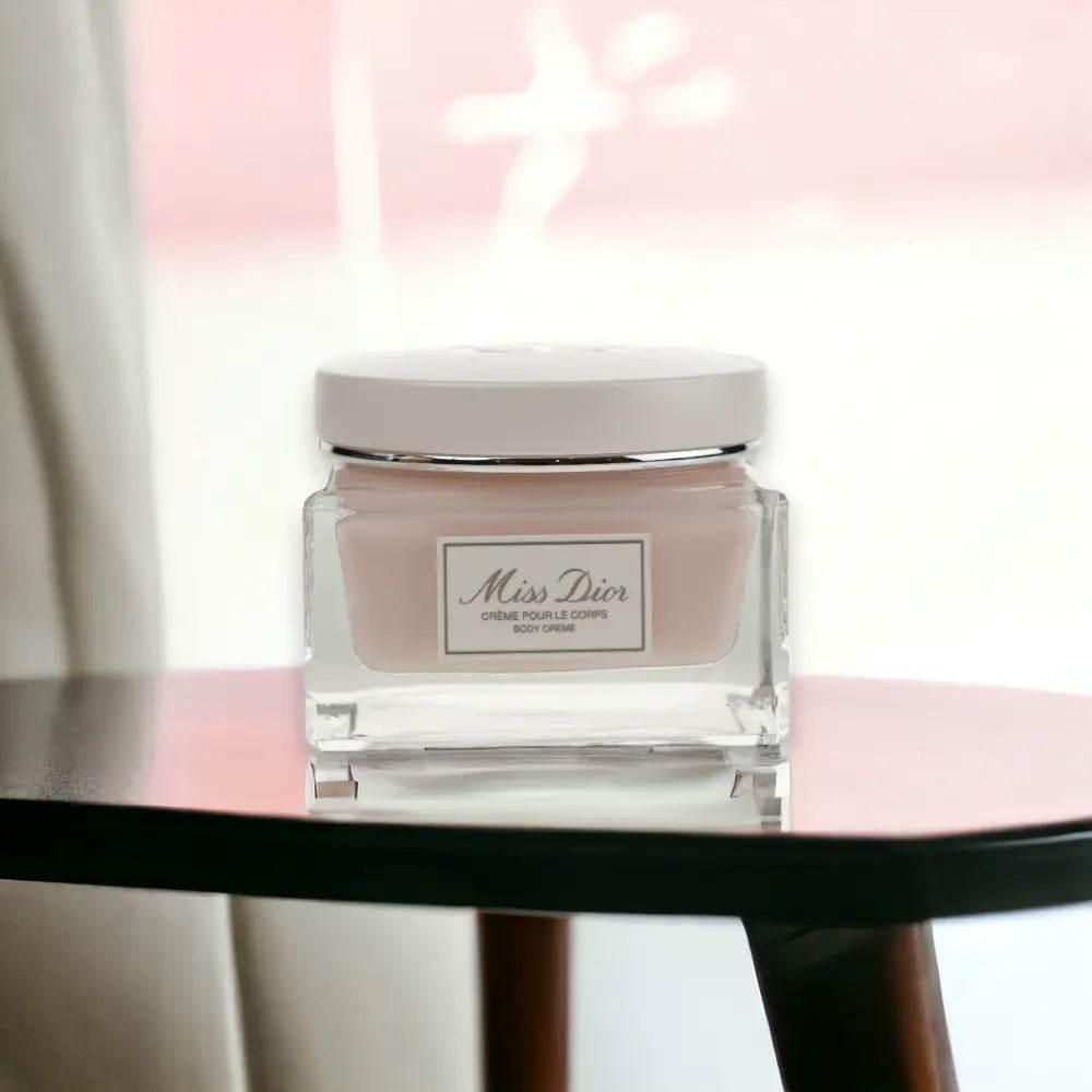 Miss Dior Körpercreme in quadratischem Glasbehälter auf Tisch, luxuriöse Pflegecreme