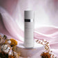 Miss Dior Deodorant Spray auf dekorativem Podest, rosa Hintergrund, florale Akzente