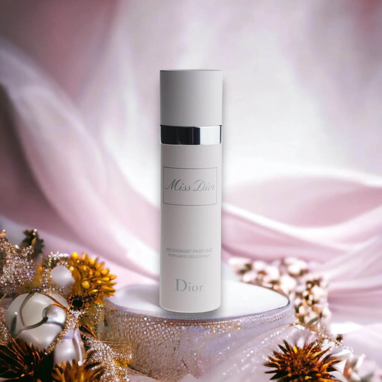 Miss Dior Deodorant Spray auf dekorativem Podest, rosa Hintergrund, florale Akzente