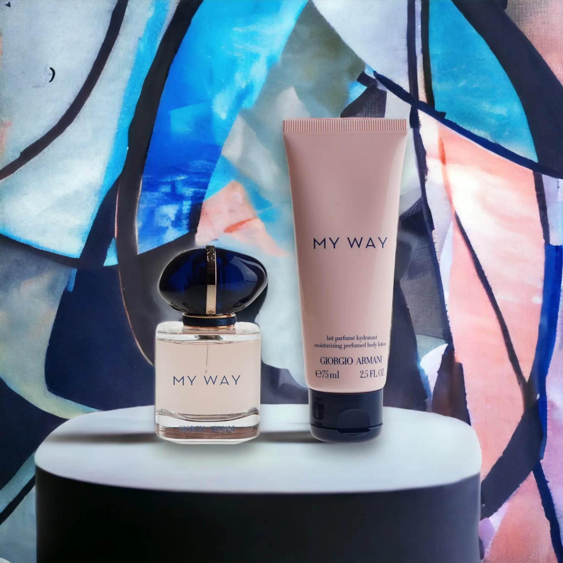 My Way Damenparfüm-Set mit Eau de Parfum und Körperlotion vor abstraktem Hintergrund