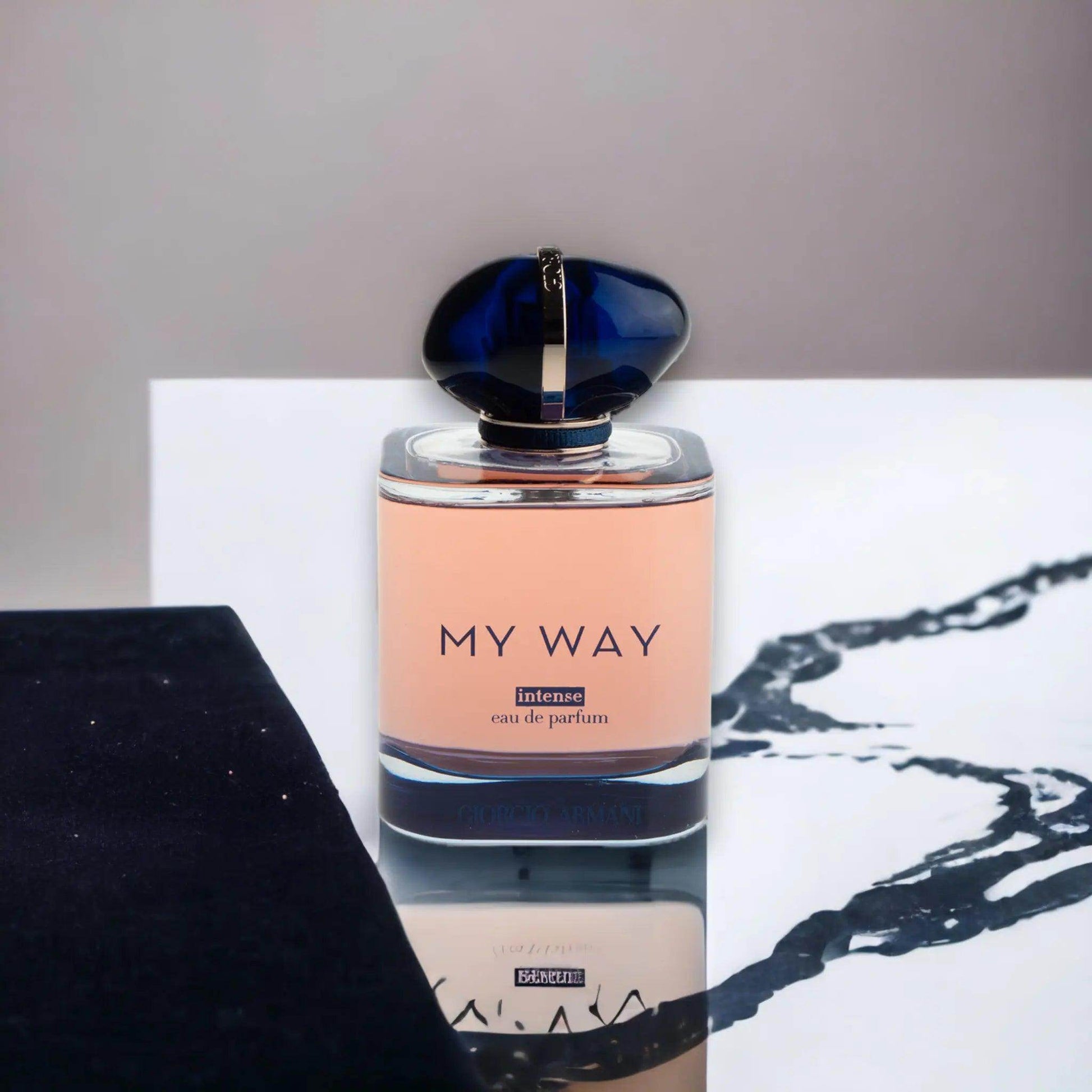 Flakon My Way Intense Eau de Parfum mit dunkelblauem Deckel auf hellem Untergrund