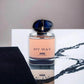 My Way Intense Eau de Parfum Flakon mit blauem Verschluss auf minimalistischem Hintergrund