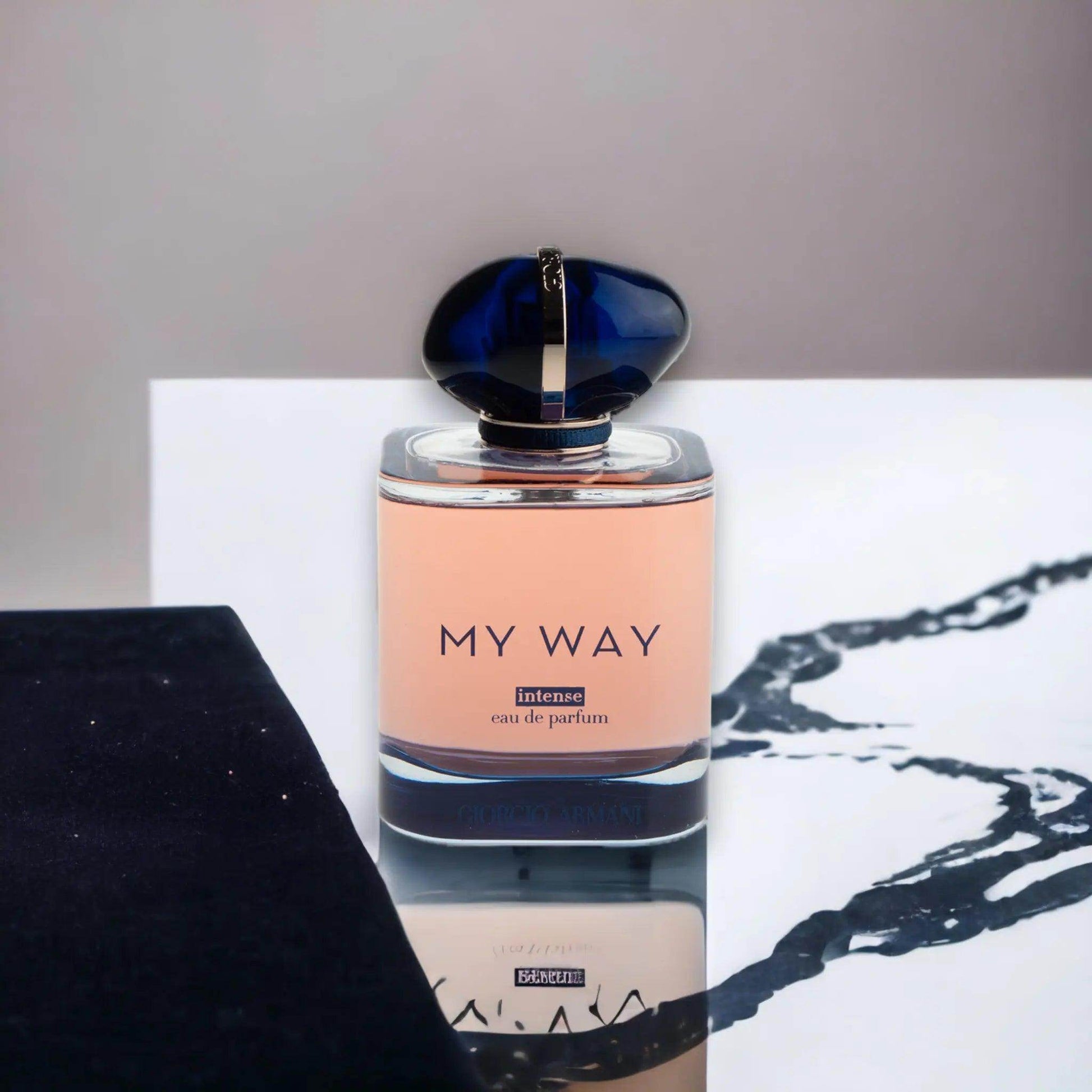 My Way Intense Eau de Parfum Flakon mit blauem Verschluss auf minimalistischem Hintergrund