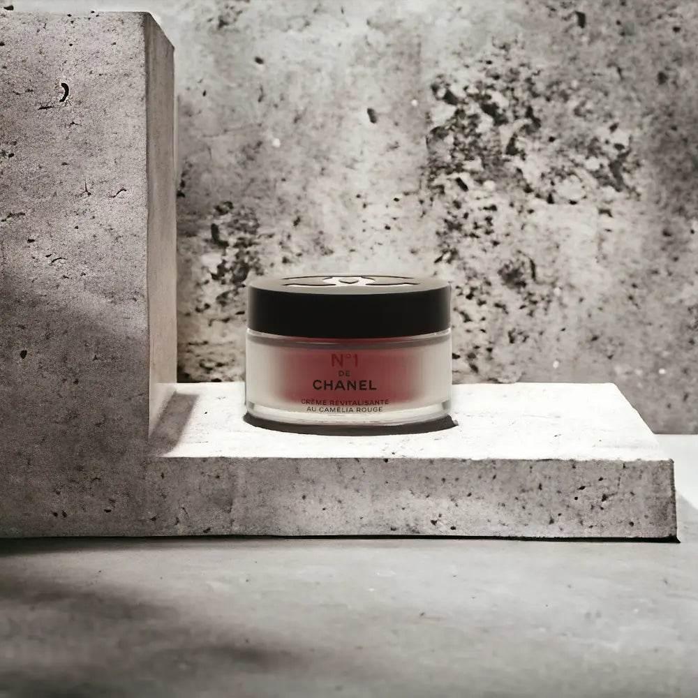 Glas-Tiegel Chanel N°1 Red Camellia Creme, luxuriöse Gesichtspflege auf Steinplatte