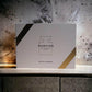 Narciso Cristal Eau de Parfum Geschenkset, weiße Box mit goldenen Akzenten vor Marmordekor.