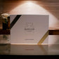 Narciso Poudree Eau de Parfum Set elegante Geschenkbox auf Holzoberfläche, luxuriöses Parfüm