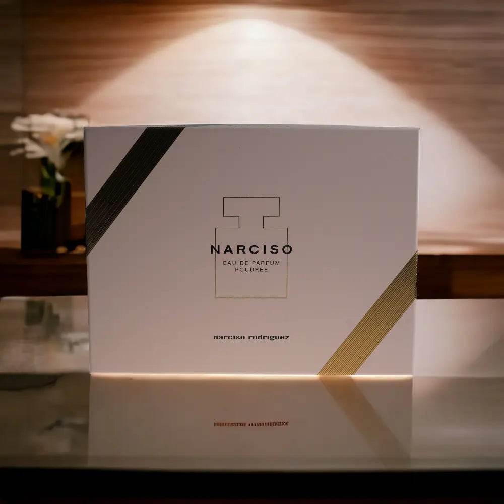 Narciso Poudree Eau de Parfum Set elegante Geschenkbox auf Holzoberfläche, luxuriöses Parfüm