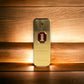 Goldenes Parfumflakon One Million Royal vor Holz Hintergrund, luxuriöser Herrenduft
