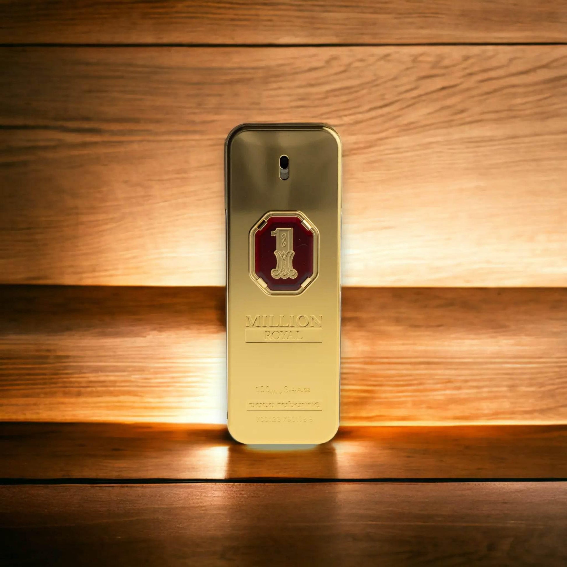 Goldenes Parfumflakon One Million Royal vor Holz Hintergrund, luxuriöser Herrenduft