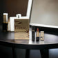Opium Eau de Parfum Set mit Parfum und Lippenstift, elegantes Arrangement auf schwarzem Tisch
