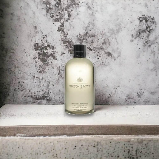 Molton Brown Orange & Bergamot Duschgel auf rustikalem Hintergrund