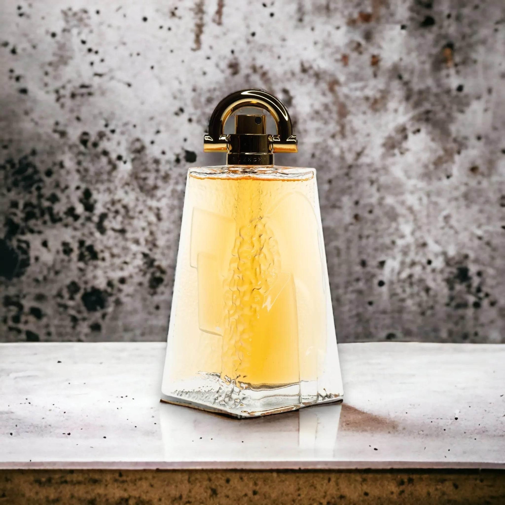 Luxuriöses Eau de Toilette Parfüm in elegantem Glasflakon mit goldfarbenem Verschluss
