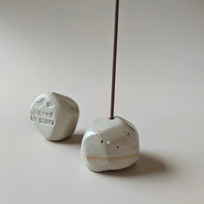 no need for more - Räucherstäbchenhalter - Keramik - Pebble