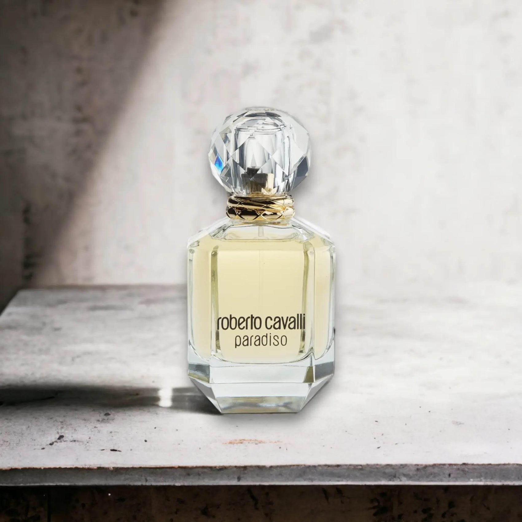 Roberto Cavalli Paradiso Eau de Parfum im eleganten Glasflakon auf hellem Hintergrund