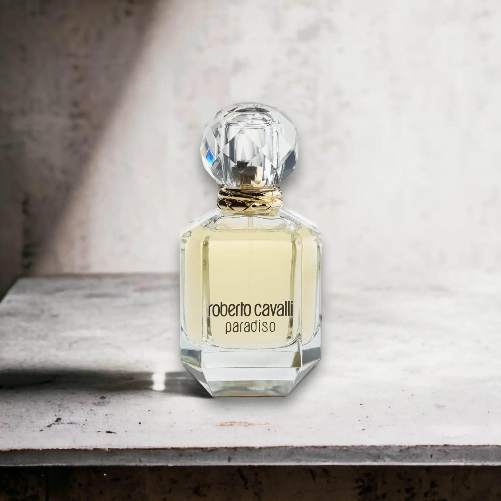 Roberto Cavalli Paradiso Eau de Parfum im eleganten Flakon auf hellem Steinuntergrund