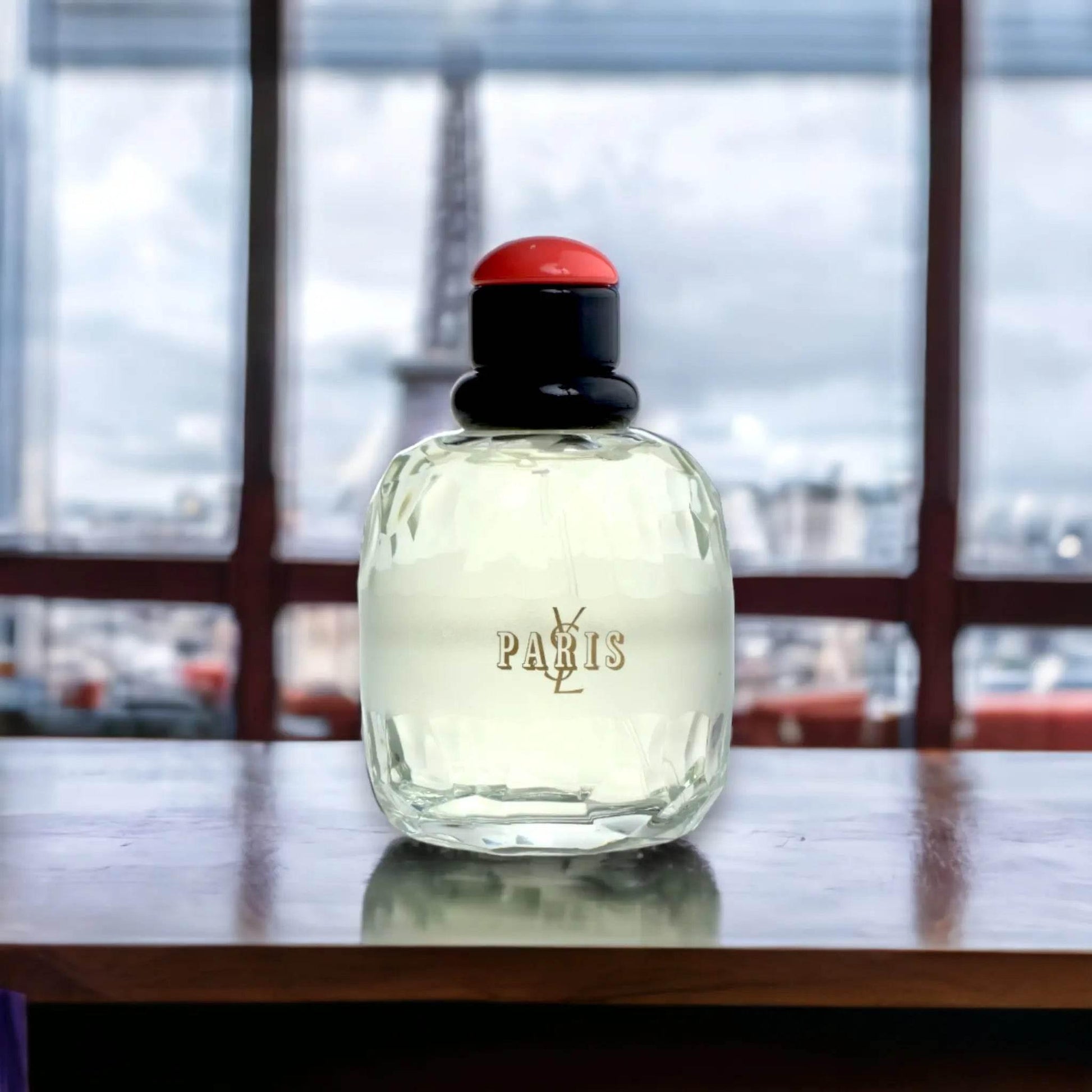 Parfümflakon Paris Eau de Toilette vor Fenster mit Eiffelturm im Hintergrund