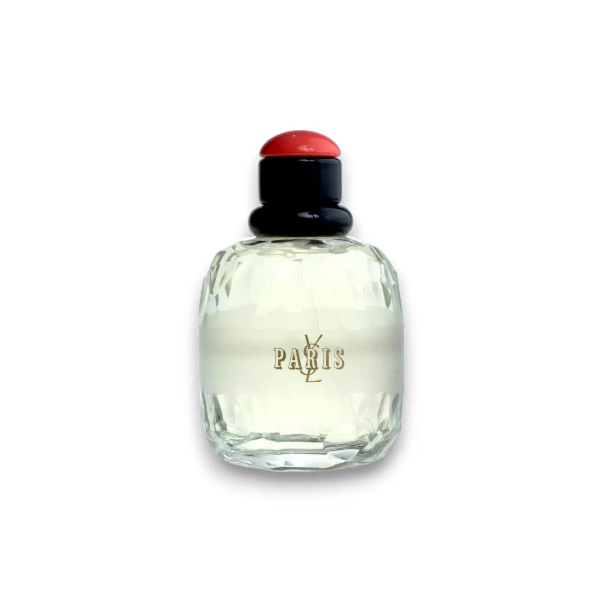 Parfumflakon Paris Eau de Toilette mit klarem Glas und rotem Verschluss vor weißem Hintergrund