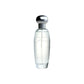 Eleganter Parfumflakon mit silbernem Verschluss, transparentes Eau de Parfum auf weißem Hintergrund