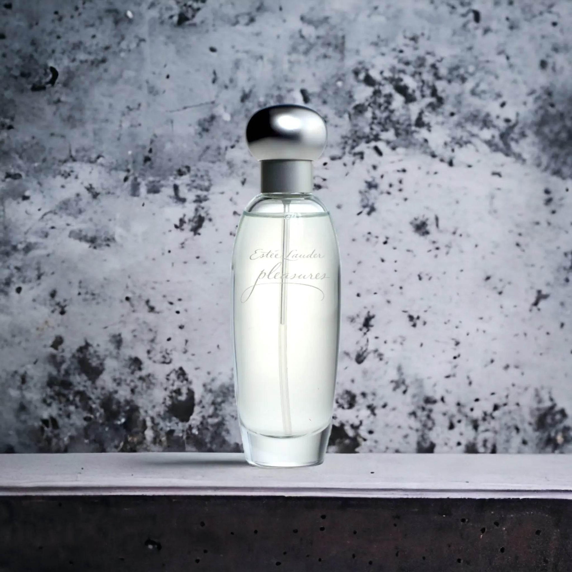 Eleganter Parfumflakon mit silbernem Verschluss vor marmoriertem Hintergrund