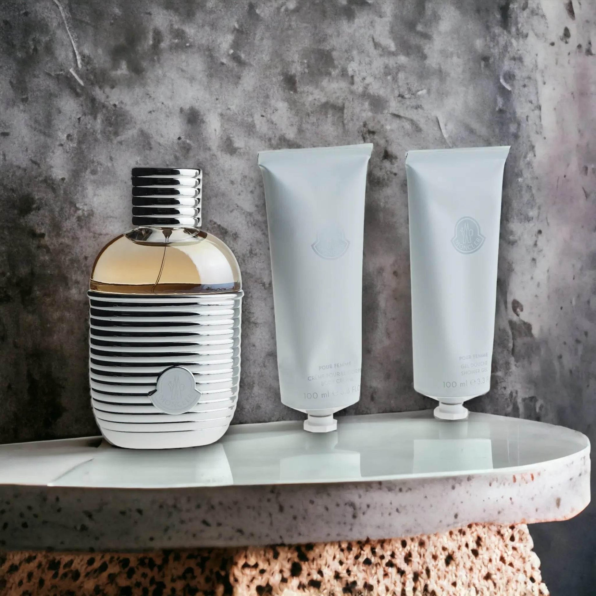 Luxuriöses Pour Femme Duftset mit Eau de Parfum und zwei Shower Gels auf Marmorplatte
