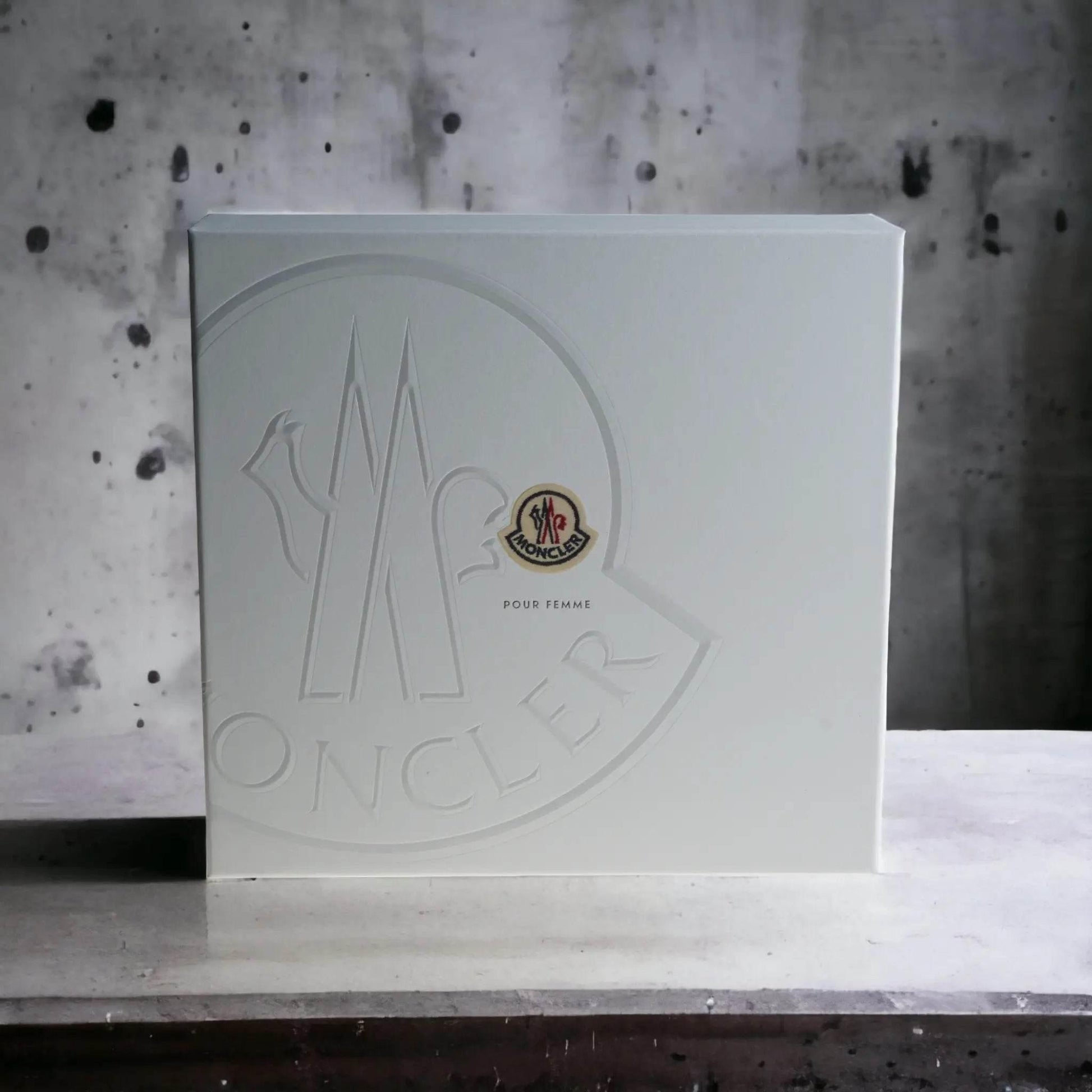 Elegante weiße Geschenkbox mit geprägtem Moncler-Logo und Aufschrift Pour Femme Parfumset.