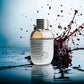 Eleganter Damenparfum-Flakon mit silbernem Design vor künstlerischem Splash-Effekt