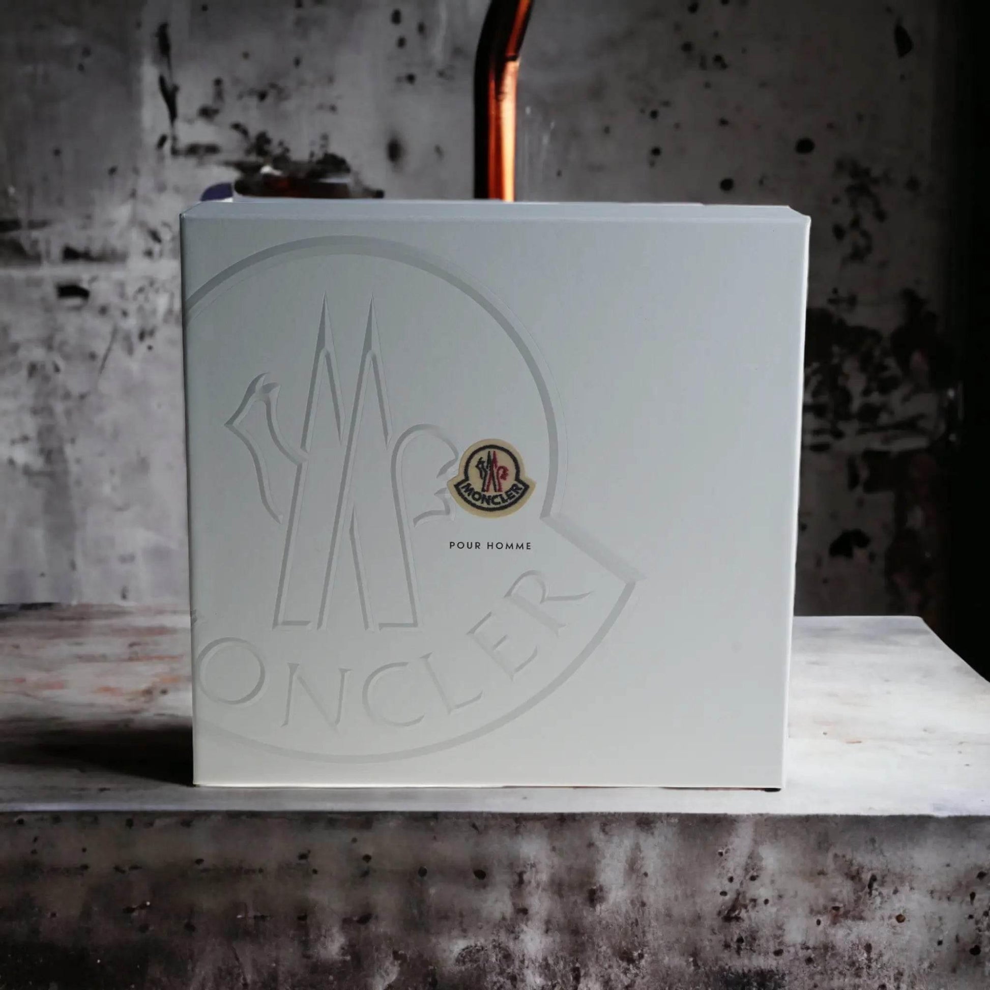 Elegante weiße Parfum-Geschenkbox für Herren, Moncler Pour Homme, auf Steinuntergrund