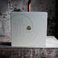 Moncler Pour Homme Duftset in eleganter weißer Geschenkbox vor dunklem Hintergrund