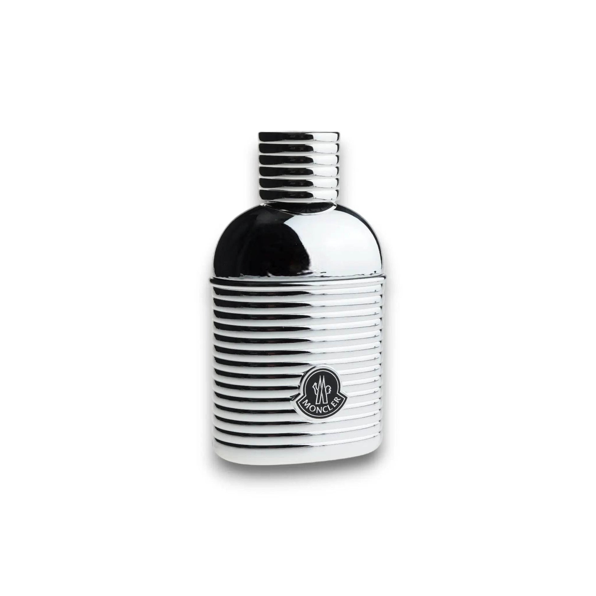 Eleganter silberner Parfumflakon für Herren mit geriffeltem Design auf weißem Hintergrund.
