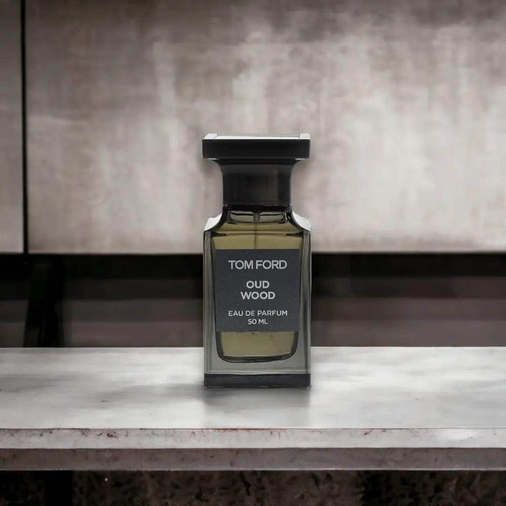 Flakon Tom Ford Oud Wood Eau de Parfum 50ml auf Marmortisch, luxuriöses Parfüm