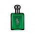 Grüne Parfumflasche mit silbernem Reiter-Logo und dunklem Verschluss auf weißem Hintergrund.