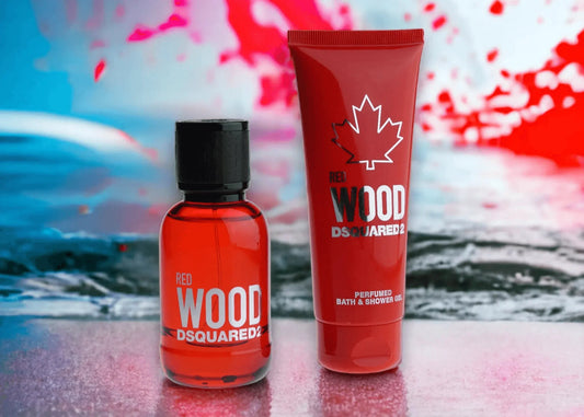 Red Wood Duftset mit Eau de Toilette und Duschgel, rote Verpackung vor buntem Hintergrund