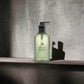 Molton Brown Refined White Mulberry Handseife, edle Flüssigseife mit Pumpspender vor Betonwand