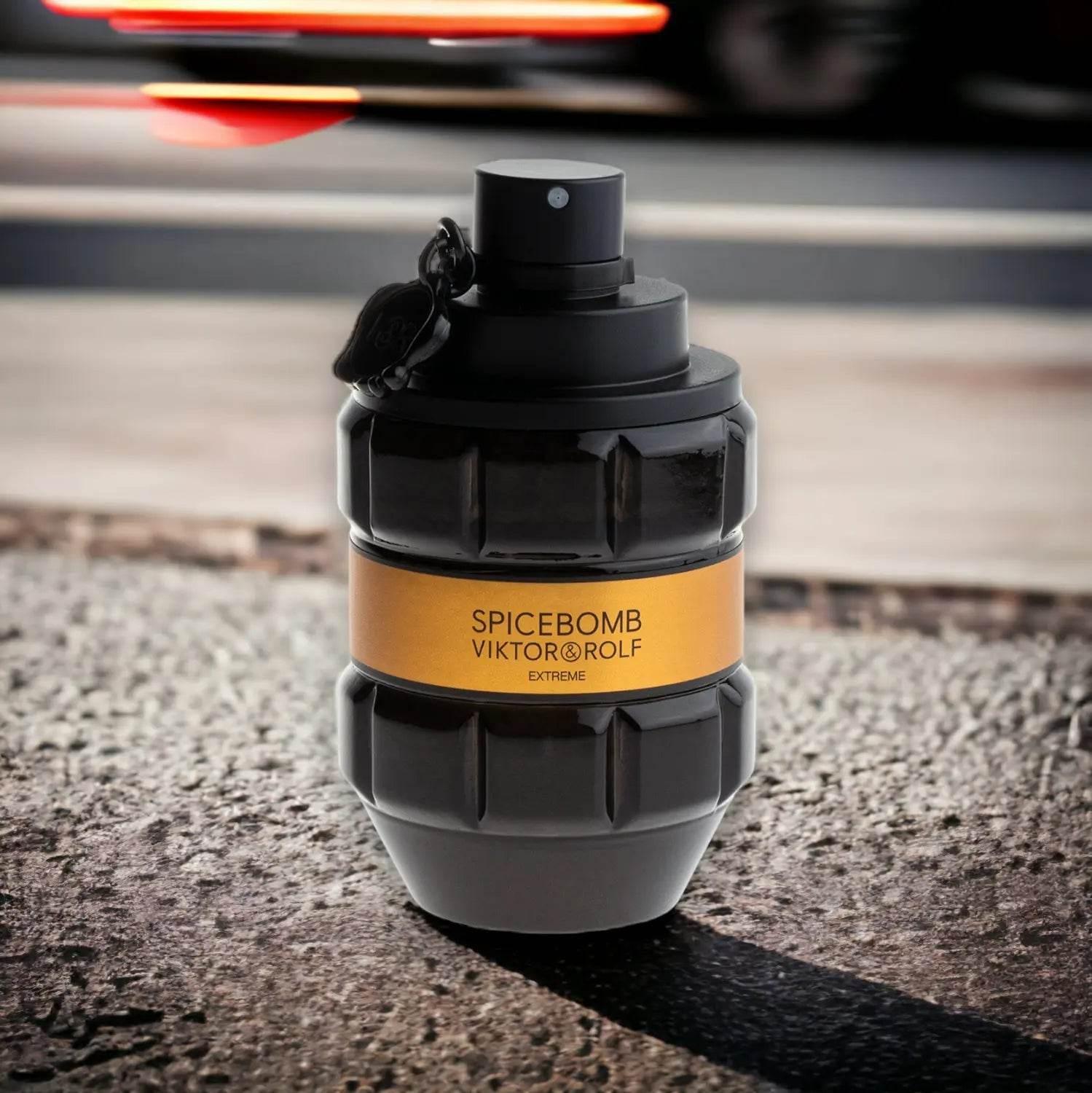 Schwarzer Spicebomb Extreme Parfumflakon mit goldener Banderole auf Asphalt, luxuriöses Männerparfum