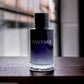 Sauvage Eau de Toilette Flakon mit schwarzem Farbverlauf auf Holztisch, luxuriöses Parfum