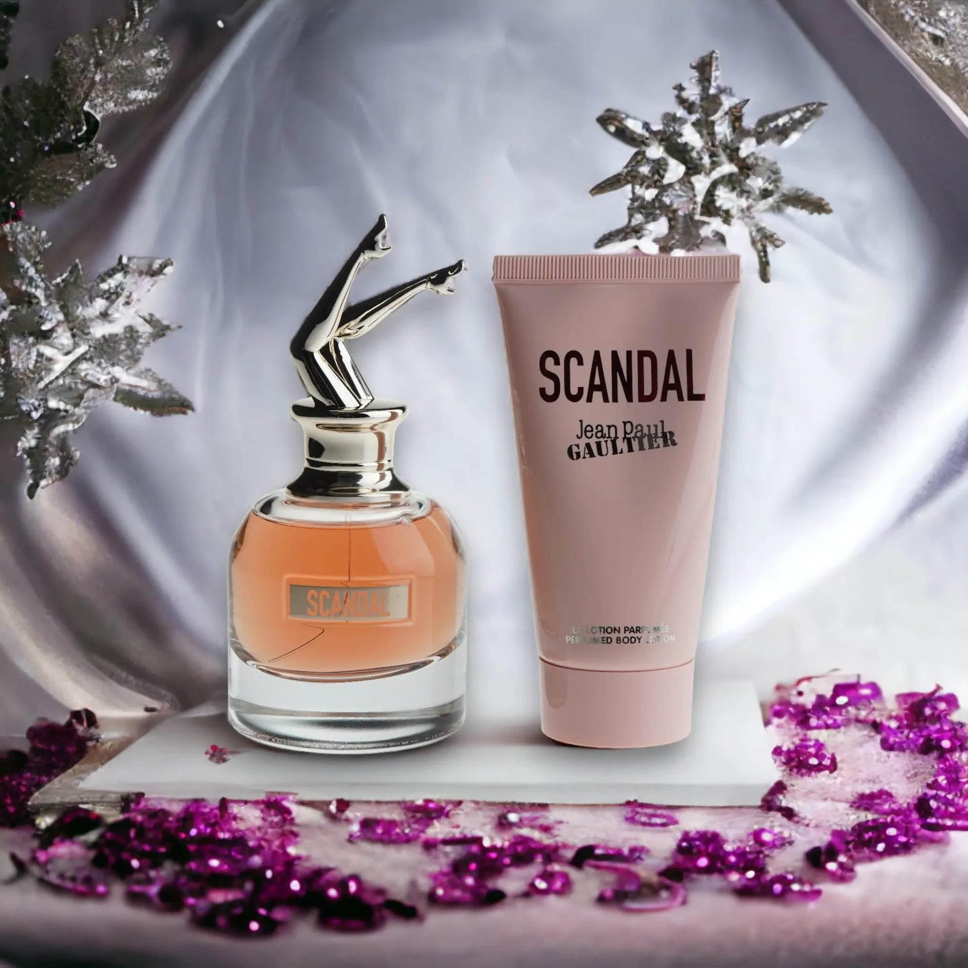 Scandal Duftset mit Eau de Parfum und Bodylotion vor winterlicher Dekoration und Glitzer.