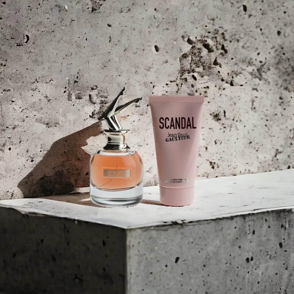 Jean Paul Gaultier Scandal Duftset mit Parfumflakon und Bodylotion auf Steinfläche